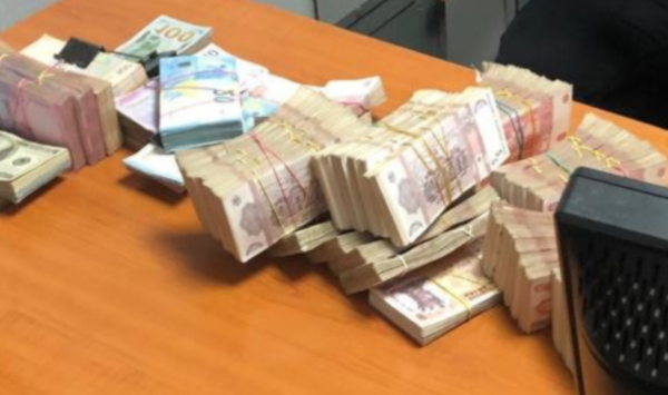 VIDEO Schimbau valută provenită din contrabandă, fără a oferi bon fiscal! Indivizi din Bălți, cercetați penal