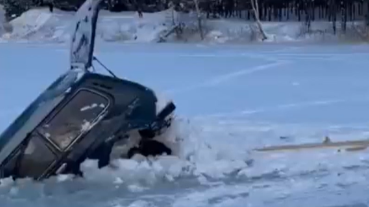 Niva se rupe în bucăți în timp ce e scoasă dintr-un lac înghețat! Unde găsești VIDEO care a devenit viral?