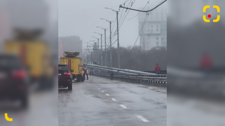VIDEO Parcă ar fi trecut un fenomen apocaliptic prin Chișinău! Pe Viaduct au căzut niște piloni
