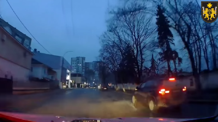 VIDEO O șoferiță beată s-a dat în spectacol în fața polițiștilor: Eu ***** nu înțeleg în limba moldovenească