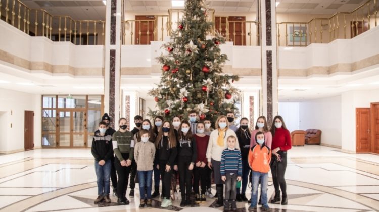 FOTO Au venit să vadă Președinția. Un grup de elevi au vizitat instituția prezidențială. Au aflat istoria acesteia