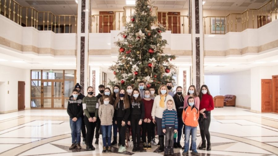 FOTO Au venit să vadă Președinția. Un grup de elevi au vizitat instituția prezidențială. Au aflat istoria acesteia
