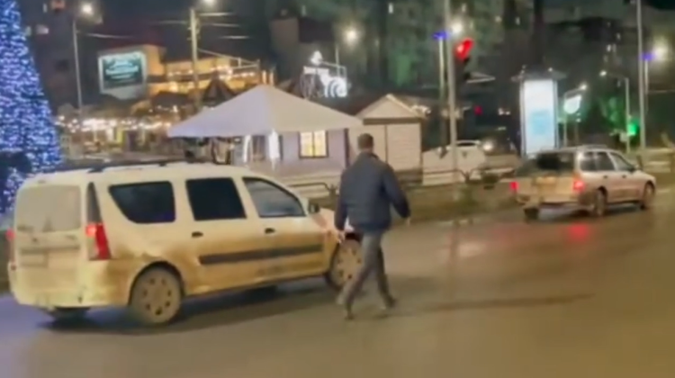VIDEO La pas cu automobilele! Un bărbat, surprins cum mergea pe o stradă din Capitală, printre mașini