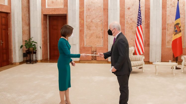 FOTO Noul ambasador al SUA și-a prezentat scrisorile de acreditare la Președinție. A avut întrevedere cu Sandu