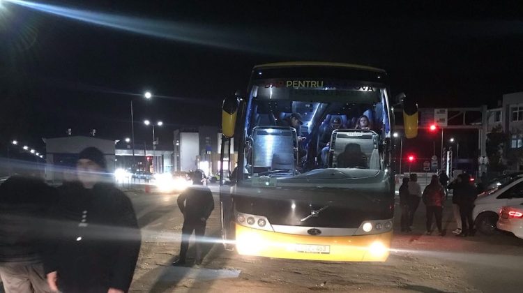 FOTO MAI trimite la Planaca 12 microbuze și autobuze pentru a transporta cetățenii la Chișinău