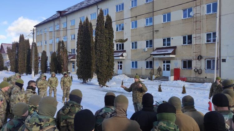 FOTO Militarii Armatei Naționale, instruiți în mediul muntos! Antrenamentele se desfășoară în Vatra Dornei