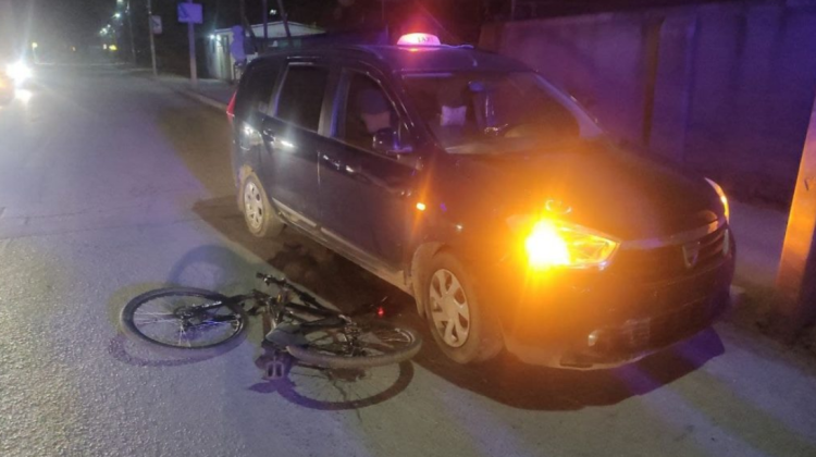 FOTO Un biciclist din Bălți a ajuns pe capota unei mașini! Era beat și se deplasa haotic pe șosea