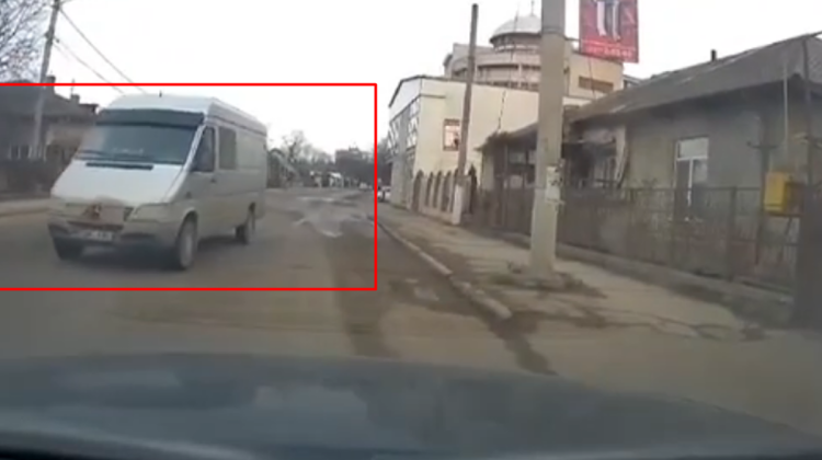 VIDEO Prinde-l că fuge! Momentul în care un microbuz pornește la vale și este „salvat”
