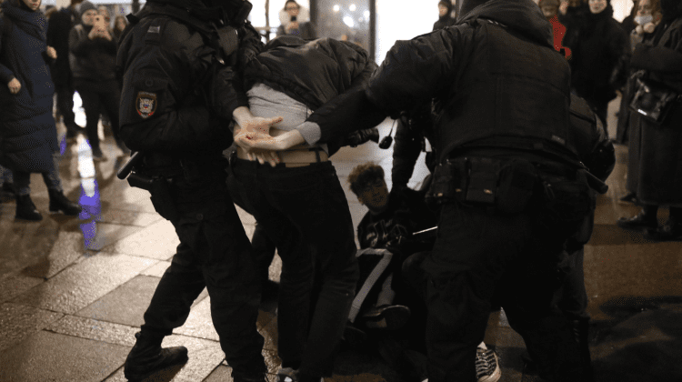 Dictatura lui Putin în IMAGINI! Tineri și bătrâni arestați pentru contestarea atacului militar al Rusiei în Ucraina