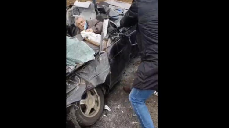 VIDEO, FOTO ȘOCANT! Un blindat militar rusesc „călărește” un automobil în Kiev! Șoferul era în mașină