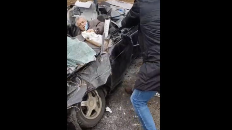 VIDEO, FOTO ȘOCANT! Un blindat militar rusesc „călărește” un automobil în Kiev! Șoferul era în mașină