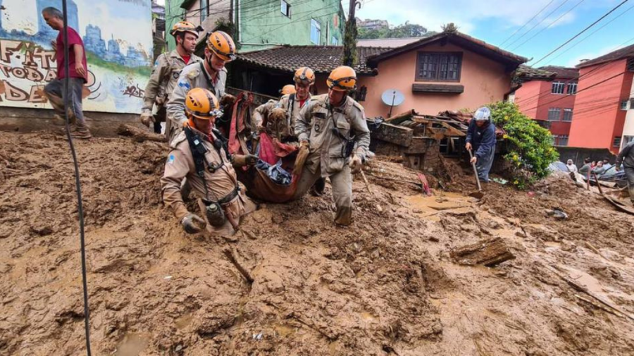 GALERIE FOTO Inundațiile și alunecările de teren fac ravagii în Brazilia. Sute de oameni morți și case distruse