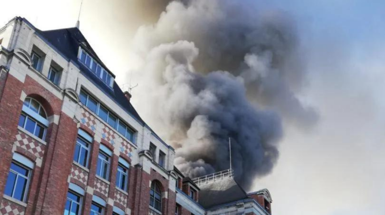 VIDEO Fabrica de bani a Băncii Franței în flăcări! Un nor dens de fum a acoperit orașul Chamalières