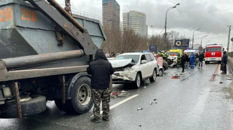 FOTO Accident în lanț pe o autostradă din Moscova. Nouă mașini avariate și patru persoane rănite