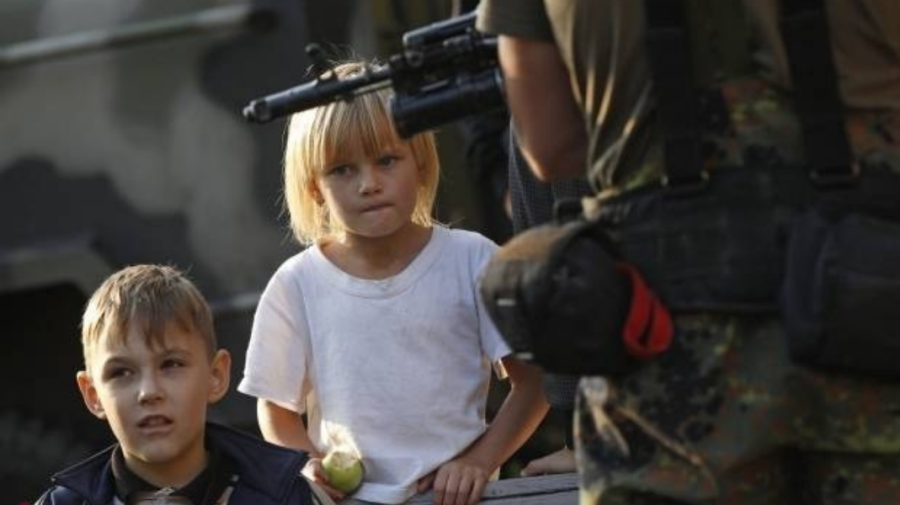 VIDEO Copiii din Donbass, speriați, pe fundalul sirenelor de război: Ce se întâmplă, vom muri?