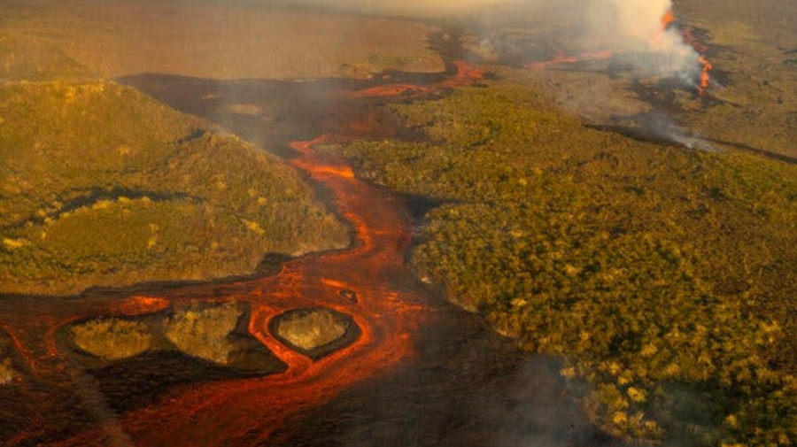 FOTO VIDEO Imagini spectaculoase! Un vulcan din Insulele Galapagos a produs un „râu” de foc