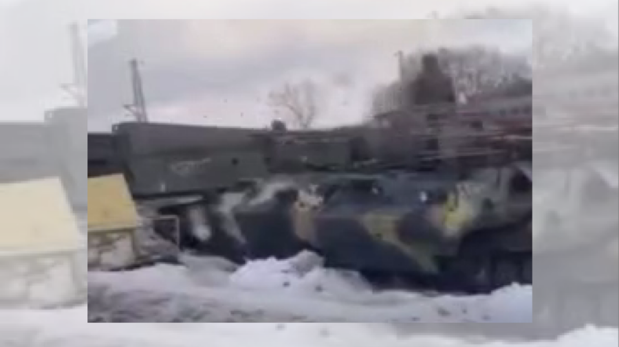 VIDEO Tancuri și vehicule militare rusești, văzute la granița cu Ucraina, lângă Harikov. Par să fie gata de atac