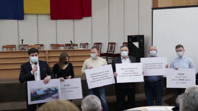 VIDEO Fracțiunea PAS din CMC protestează împotriva construcției blocurilor locative masive din Capitală