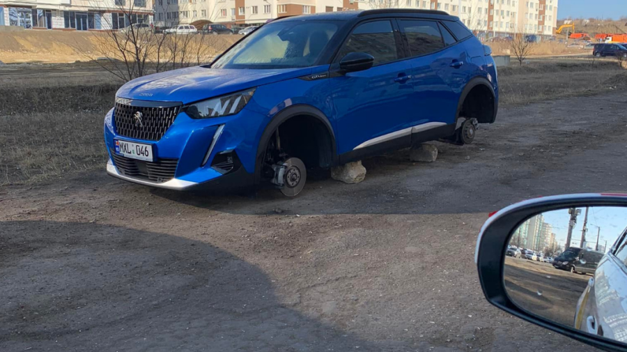 FOTO „Surpriză” pentru un chișinăuian! S-a trezit fără roțile automobilului