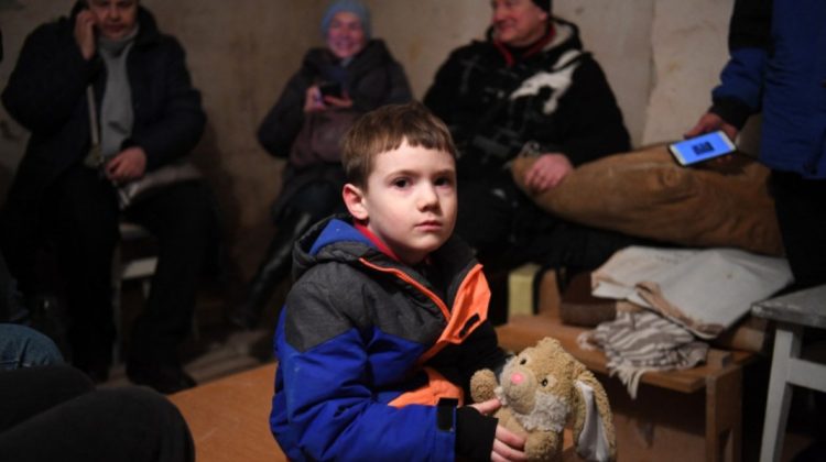 „Ca mamă, mă sperie”. Părinții din Ucraina le-au pus copiilor la mâini brățări cu numele lor