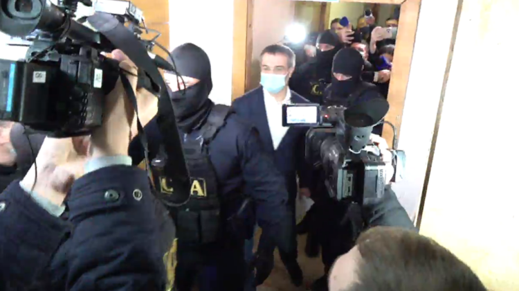 VIDEO Sergiu Sîrbu, la costum și răspicat, înainte să intre în cabinetul judecătorului: Nu sunt vinovat