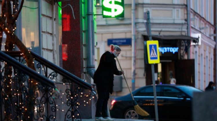 Despre SWIFT: Ce înseamnă în practică deconectarea băncilor ruse de la acest sistem pentru economie?