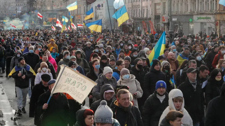 Fotografia care face înconjurul lumii: Ucrainenii – într-un marș la Kiev împotriva unei posibile agresiuni ruse