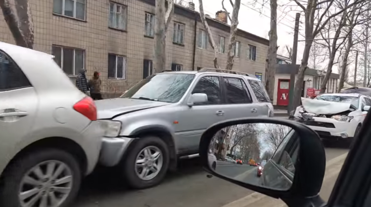VIDEO Patru mașini s-au „pupat” de dimineață! N-au încăput pe o stradă din Capitală