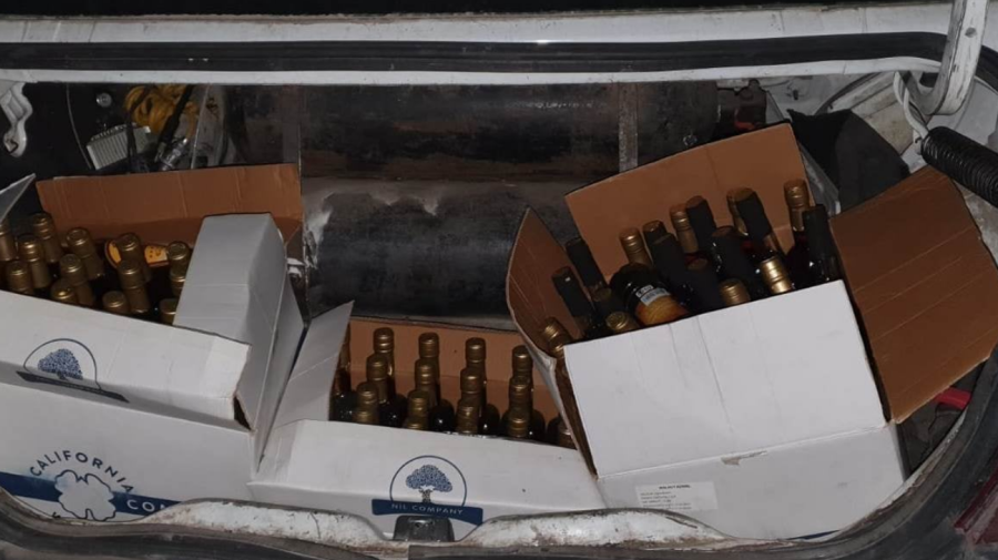 FOTO Urmau să fie comercializate la Bălți! Peste 100 de sticle cu băuturi alcoolice cu semne dubioase, confiscate