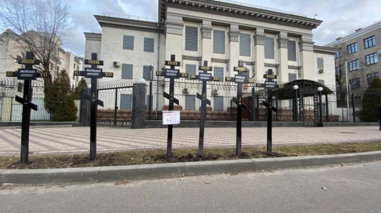 Cruci negre îngropate în fața clădirii Ambasadei Rusiei din Kiev cu inscripția „ocupant rus”. Oficialii pleacă în grabă