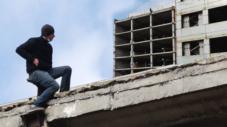 VIDEO S-a urcat pe o clădire și amenința că își va lua zilele! Momentul în care sinucigașul din Bălți este salvat