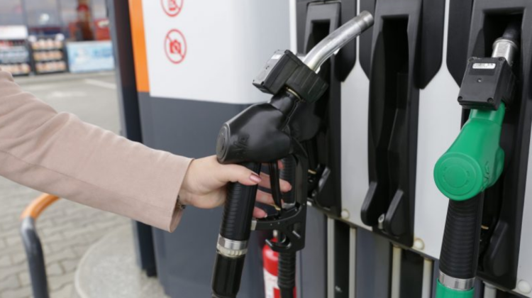 Cu pași mici, dar cresc prețurile carburanților! Cât va costa în weekend un litru de benzină și motorină