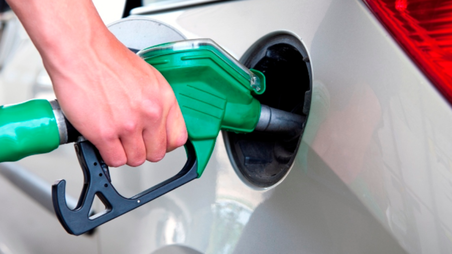 Veste bună! Prețul petrolului a scăzut, iar ieftinirea carburanților va continua în Moldova