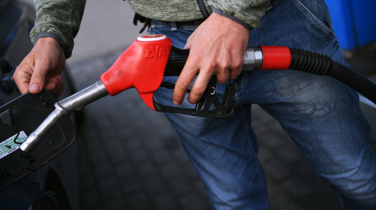 Prețurile la carburanți „ard” buzunarele șoferilor! Cât vor achita pentru un litru de benzină și motorină