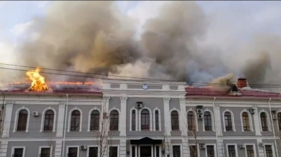 VIDEO Clădirea Serviciului de Securitate a Ucrainei din Cernigău este în flăcări. Două obuze au lovit instituția
