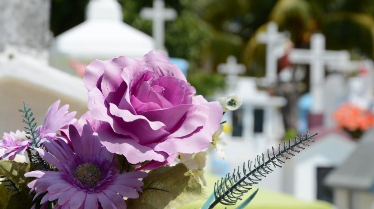 Coroanele de flori artificiale din cimitire, o sursă de poluare în Moldova. Paroh: Nu au nici valoare duhovnicească
