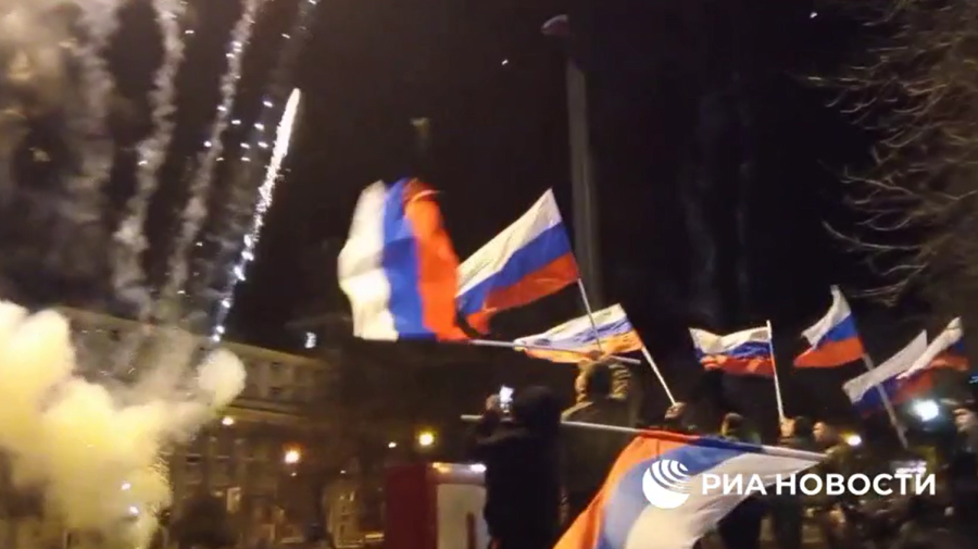 VIDEO În Donețk au fost aprinse focuri de artificii și se interpretează imnul Federației Ruse
