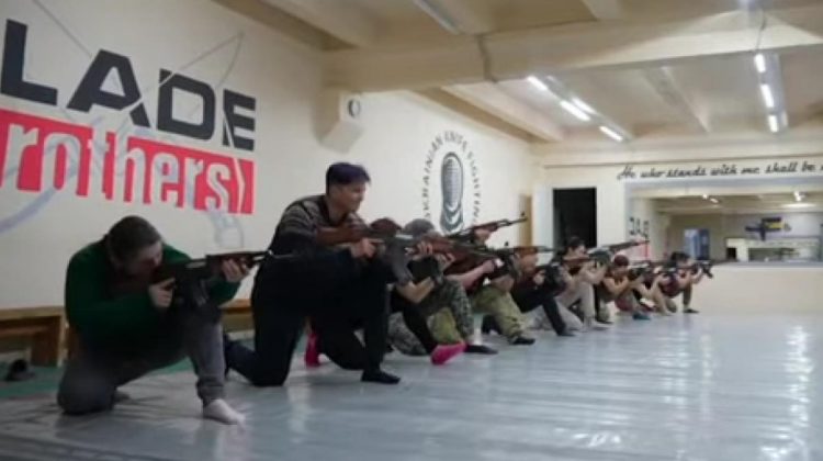 VIDEO Cum femeile din Harkov sunt supuse unui antrenament militar în cazul unui atac rusesc