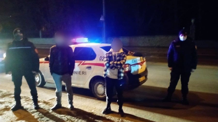 Cu mâna lungă! Doi indivizi din Capitală, reținuți pentru că au furat mijloace bănești dintr-un magazin