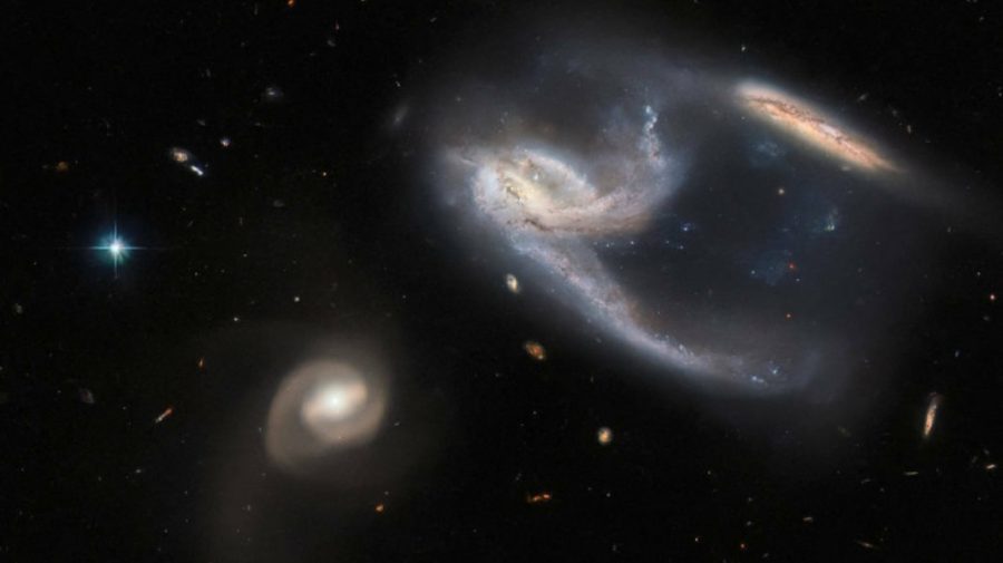 Un grup de galaxii în formă de navetă spațială! Noua imagine uimitoare, surprinsă de telescopul Hubble