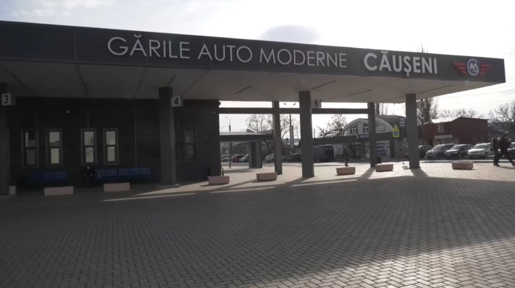 VIDEO Gara auto din Căușeni, pustie de două zile! Unii oameni continuă să aștepte în stație