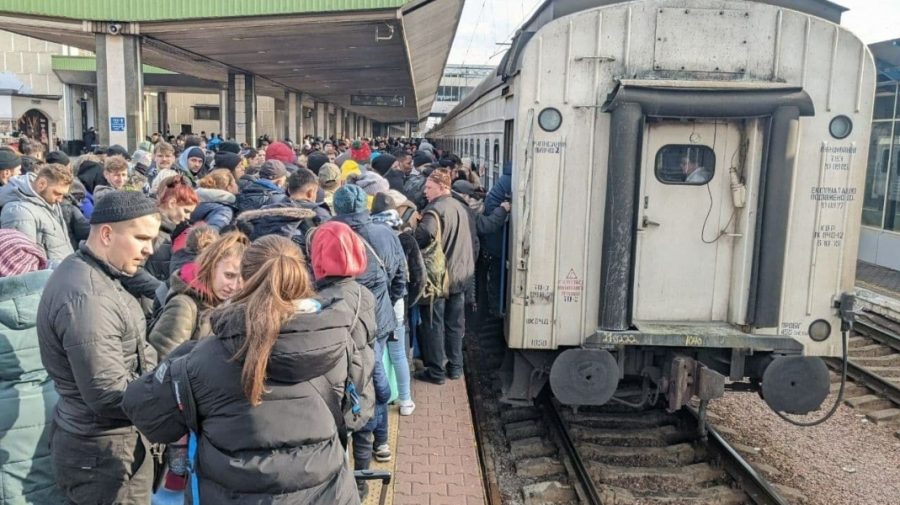 Ucrainenii fug de urgia războiului! Gările de la Kiev sunt suprapline cu oameni
