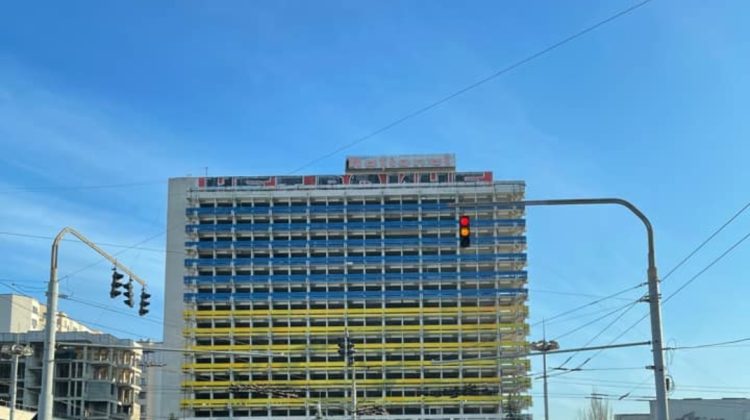 FOTO Moldovenii uimesc din nou! Fosta clădire a Hotelului Național, vopsită în culorile drapelului Ucrainei