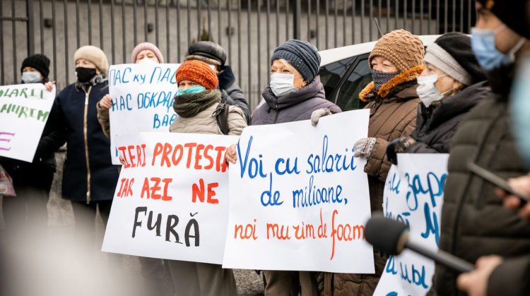 Guvernare, huiduită în fața MoldovaGaz, la o acțiune de protest organizată de Partidul „ȘOR”