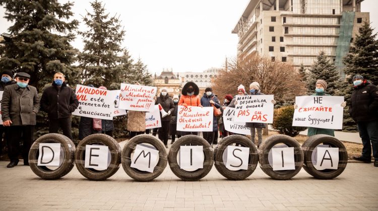 Flashmob cu anvelope la Ministerul Mediului. Partidul „ȘOR” cere demisia ministrului Iuliana Cantaragiu