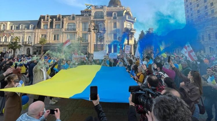 FOTO/VIDEO EMOȚIONANT! Mii de oameni din mai multe Capitale ale lumii au ieșit la protest în susținerea Ucrainei