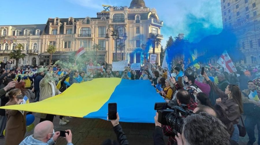 FOTO/VIDEO EMOȚIONANT! Mii de oameni din mai multe Capitale ale lumii au ieșit la protest în susținerea Ucrainei