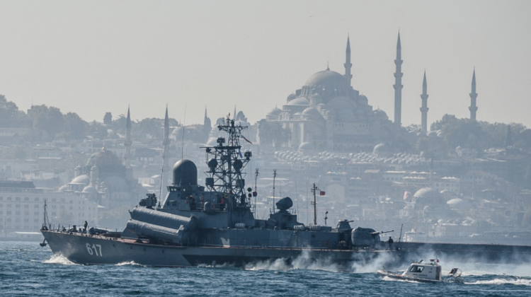 Navele de război nu mai pot traversa strâmtorile de la Marea Neagră, anunță Turcia! Vase militare rusești stau la rând