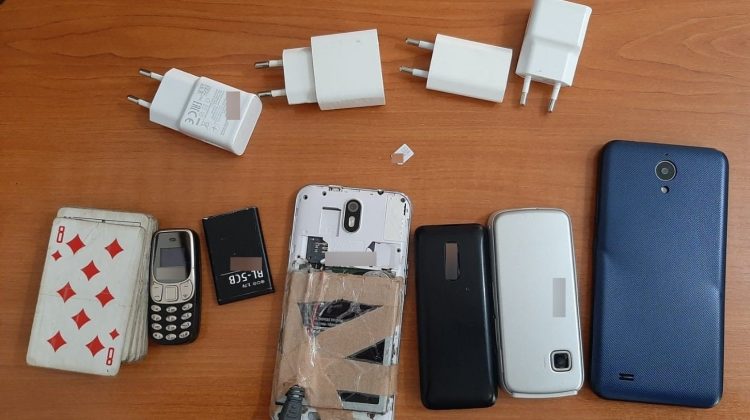 FOTO Weekend fierbinte pentru angajații sistemului penitenciar! Ce au găsit în urma perchezițiilor