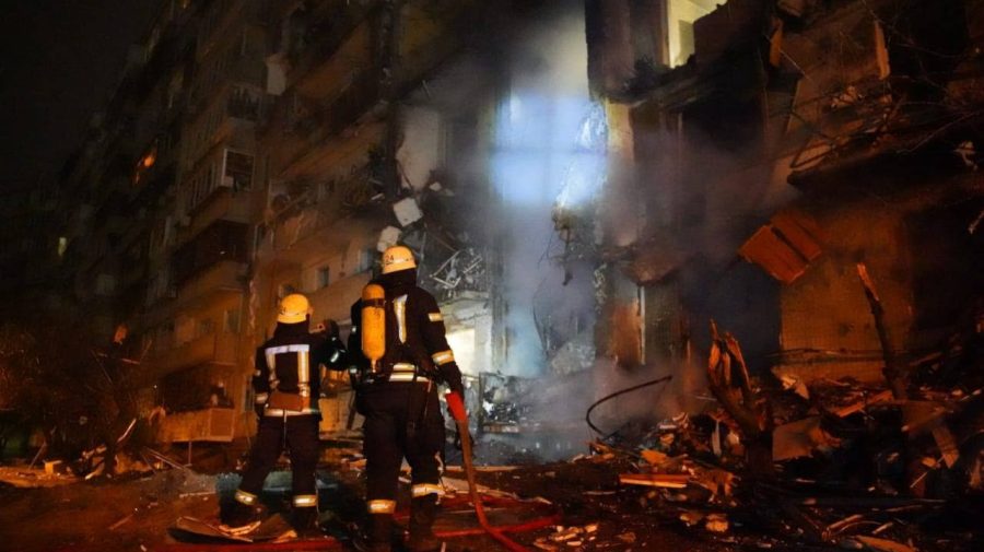 FOTO KIEV! Fragmentele unei rachete au lovit un bloc de locuit. Există răniți